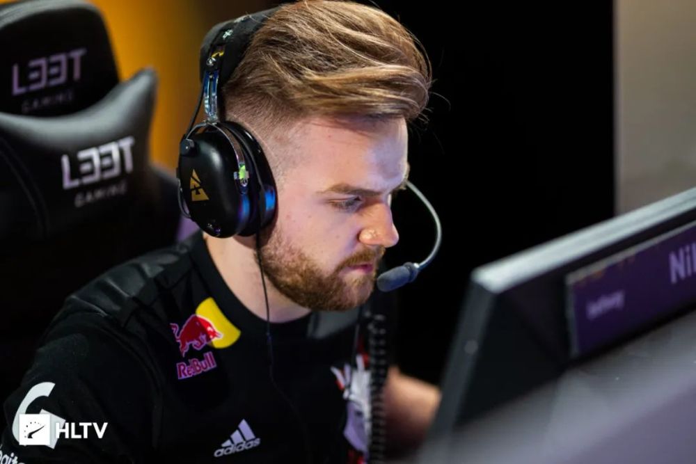 FPX赛后群访 Zdz ：Ale线上打得也是比较进攻的，下次对阵做好防守